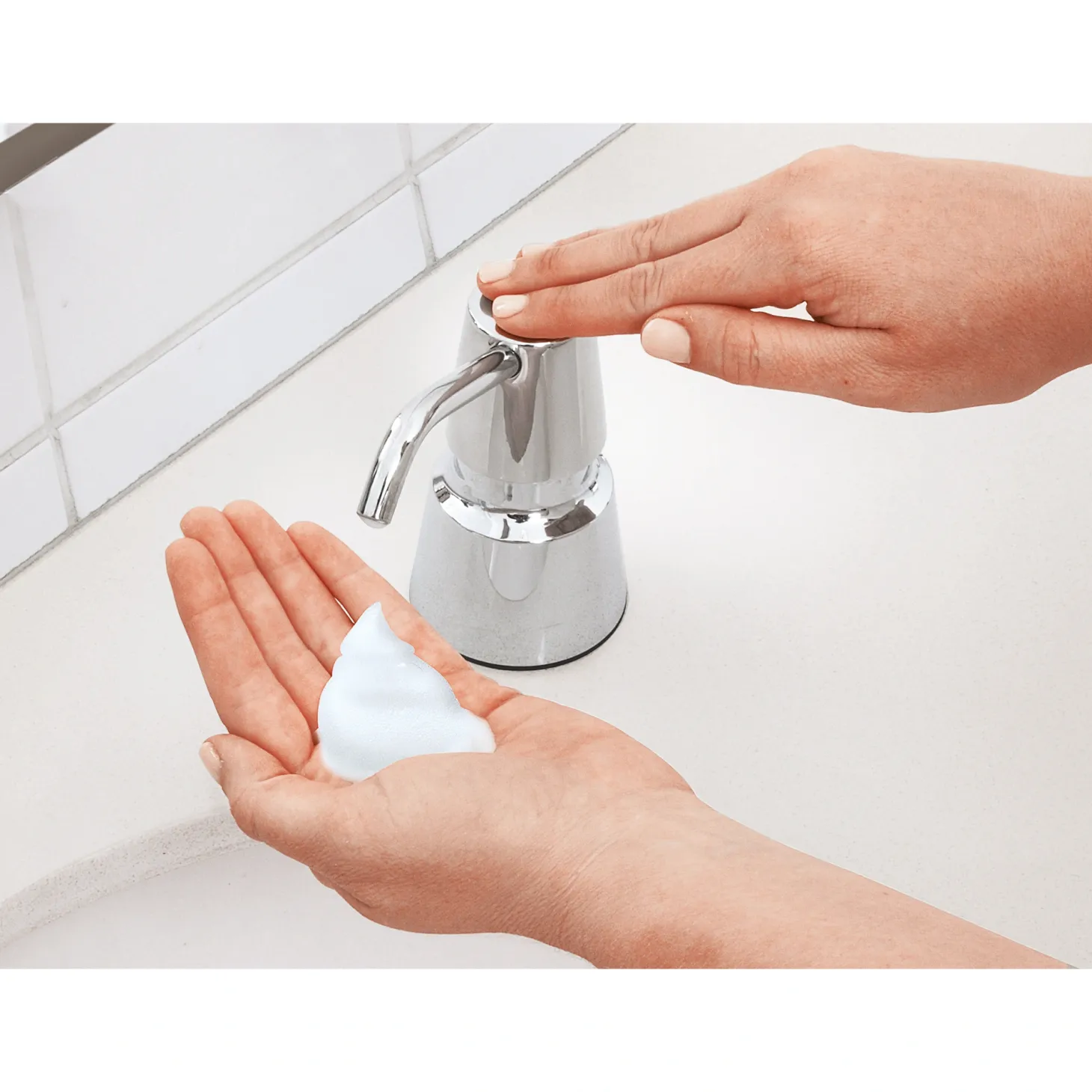 Bobrick B-8231 Schaumseifenspender zur Waschtischmontage 600 ml