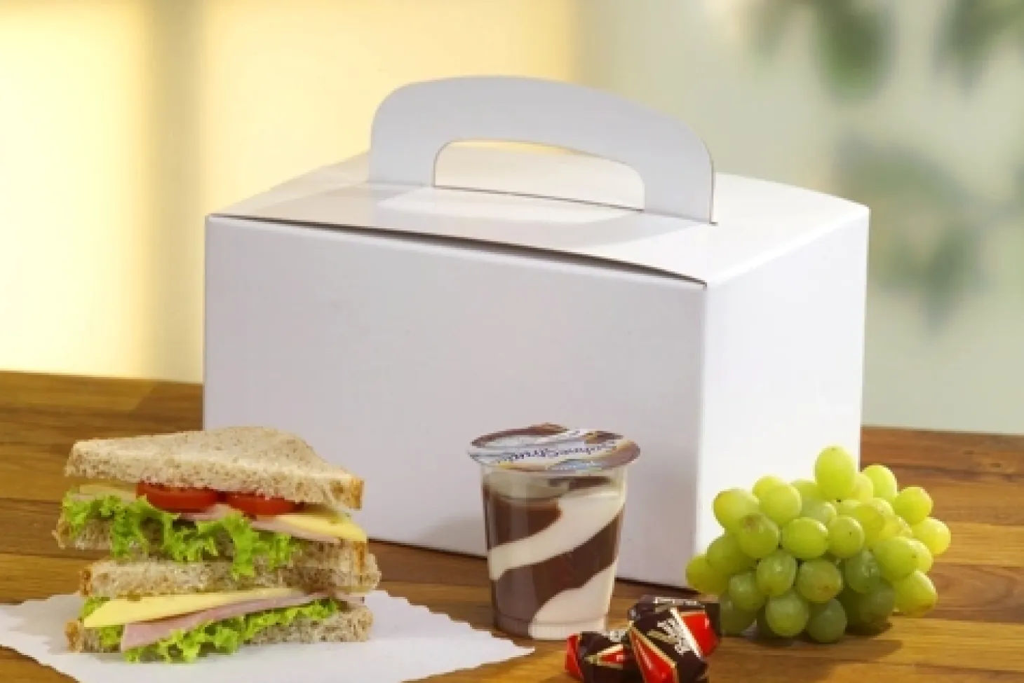 PAPSTAR Lunch-Boxen, Pappe "pure" eckig 12,5 cm x 15,5 cm x 22,5 cm weiß mit Tragegriff