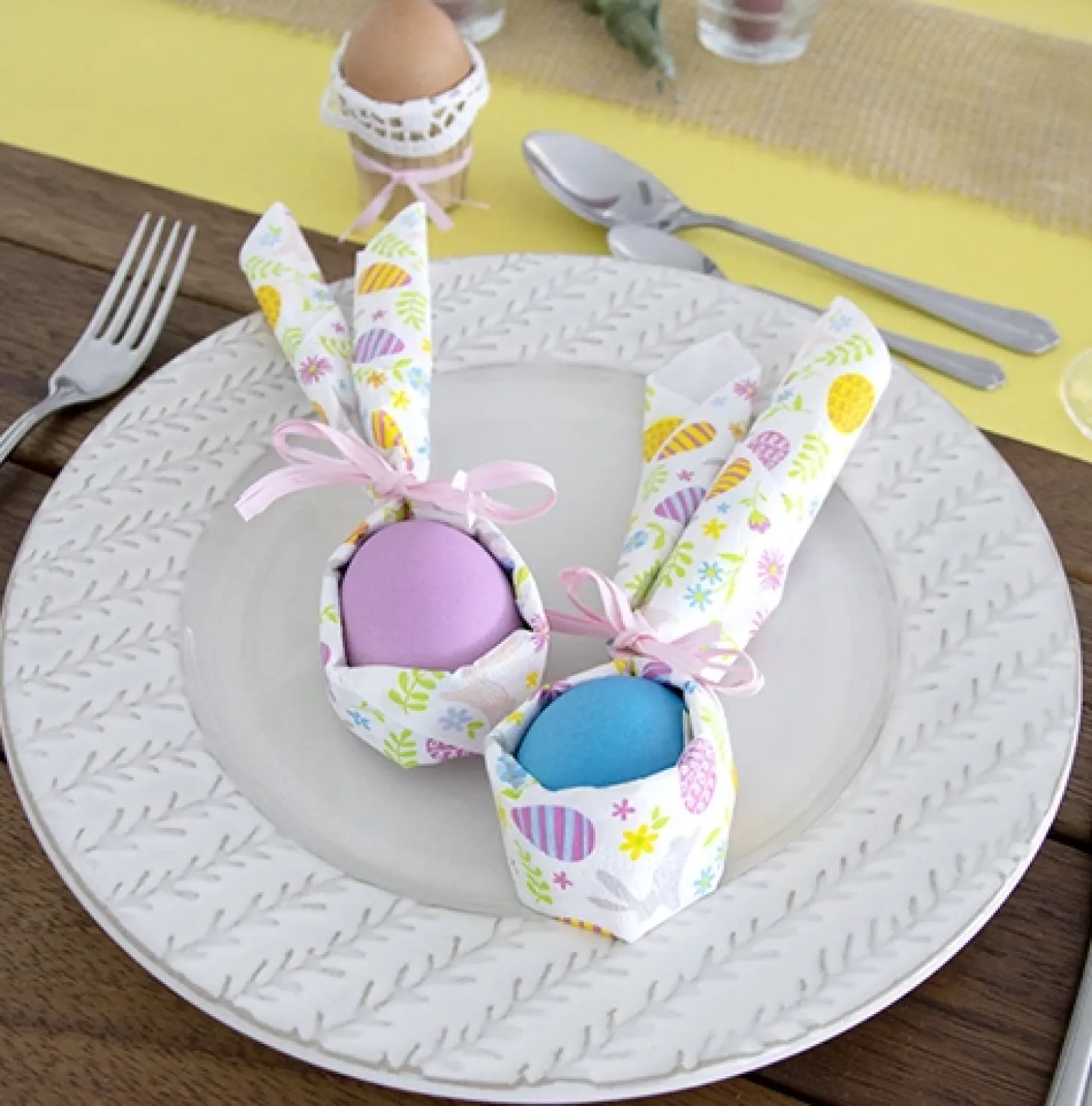 PAPSTAR Servietten, 3-lagig 1/4-Falz 33 cm x 33 cm "Happy Easter", 15 x 20 Stück