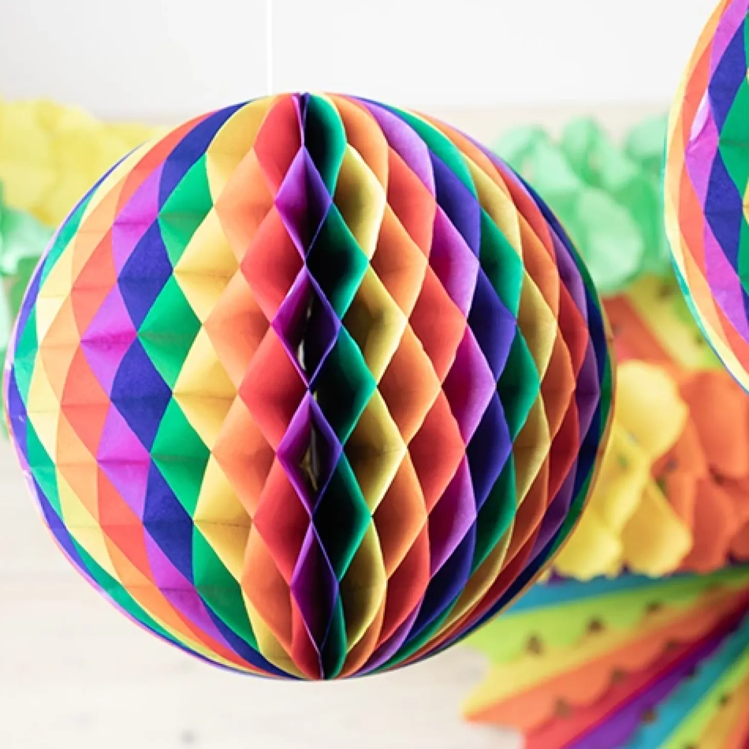 PAPSTAR Wabenball Ø 30 cm "Rainbow" schwer entflammbar