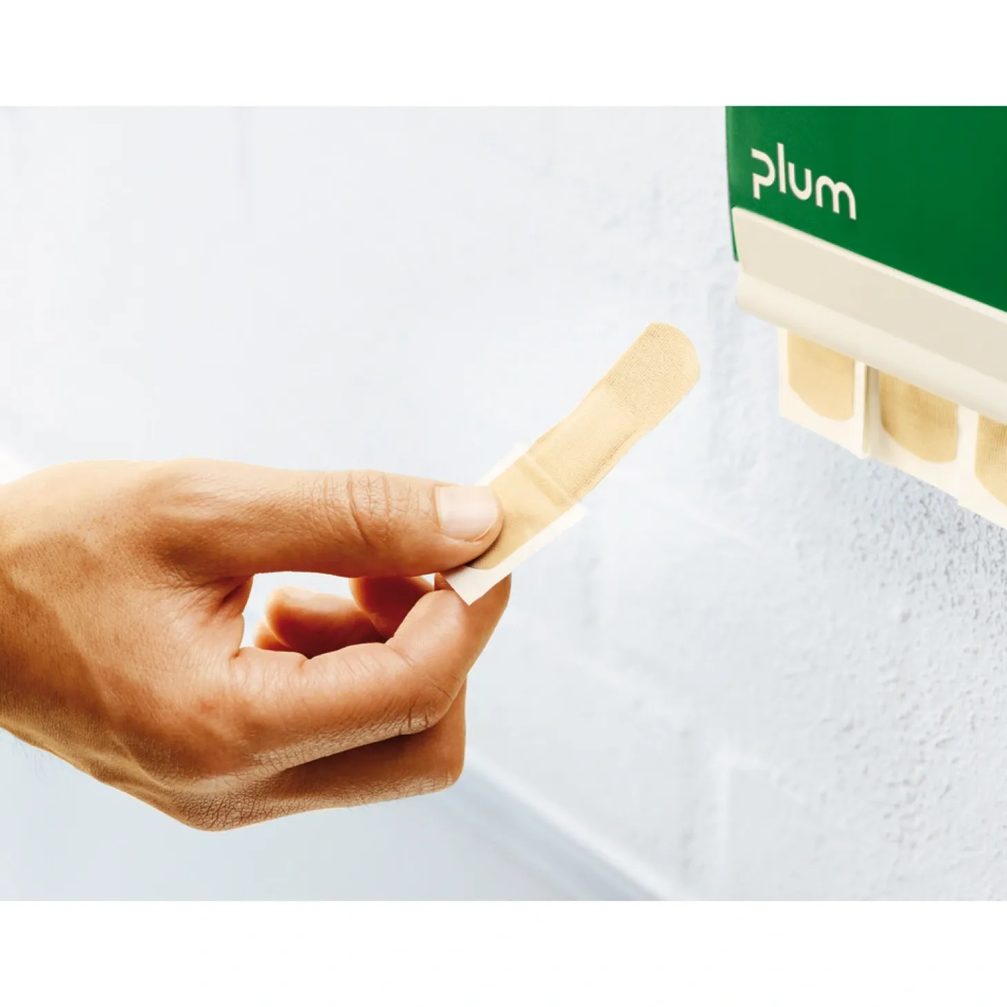 Plum QuickFix "Water Resistant" Pflasterspender + 2 x 45 Pflaster